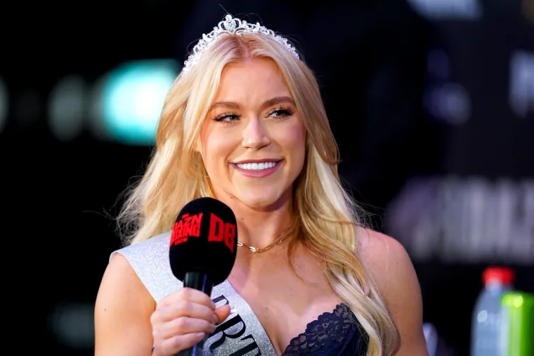 Nikoga nije zanimalo kakav pogled ima jer ga je pokazala u minijaturnim prozirnim čipkastim tangama