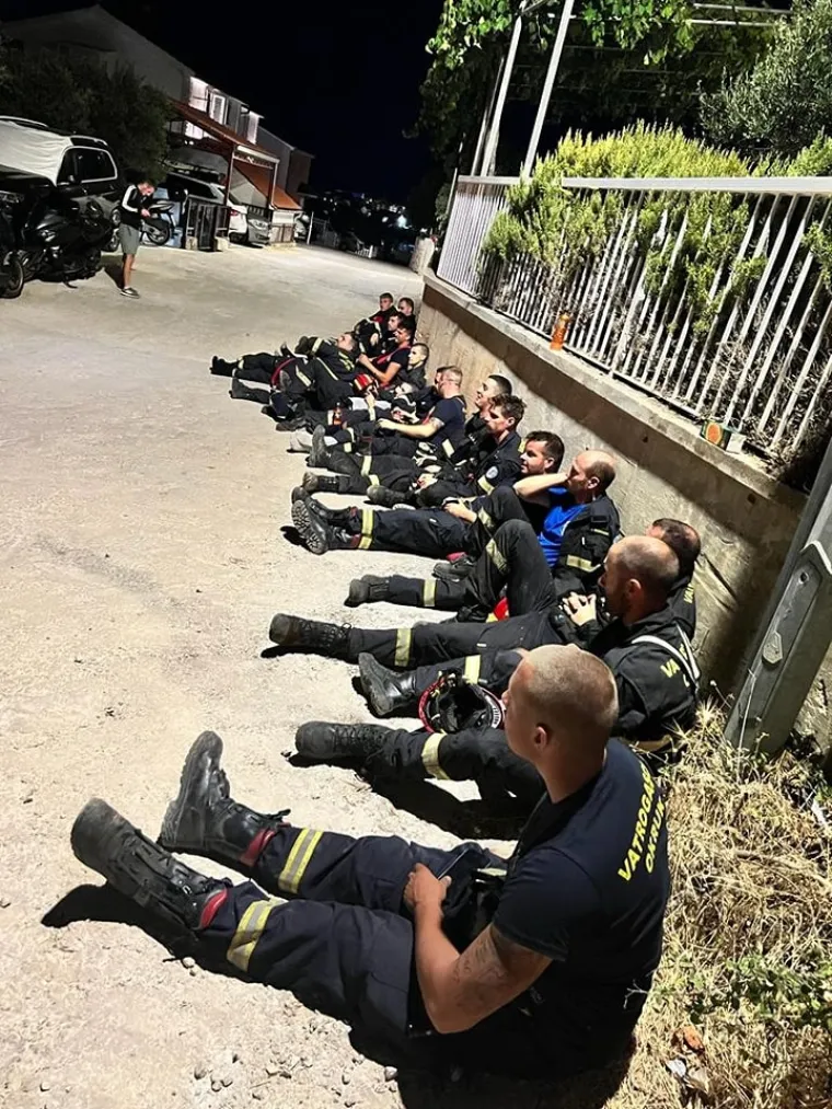 Pogledajte što je požar na Čiovu ostavio iza sebe - heroji vatrogasci nakon velike borbe odmarali na tlu