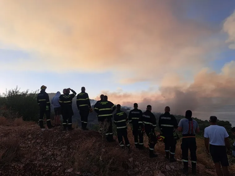 Pogledajte što je požar na Čiovu ostavio iza sebe - heroji vatrogasci nakon velike borbe odmarali na tlu