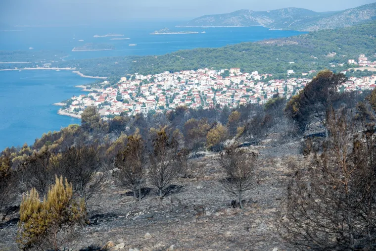 Pogledajte što je požar na Čiovu ostavio iza sebe - heroji vatrogasci nakon velike borbe odmarali na tlu