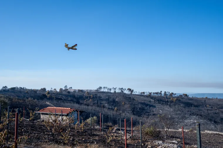 Spaljena zemlja bez znakova života. Ovako izgleda Čiovo koje je jučer prožvakala vatrena stihija
