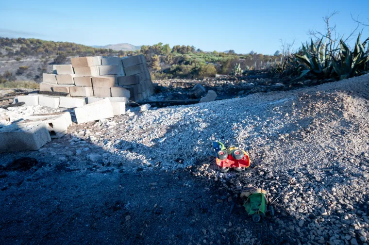Spaljena zemlja bez znakova života. Ovako izgleda Čiovo koje je jučer prožvakala vatrena stihija