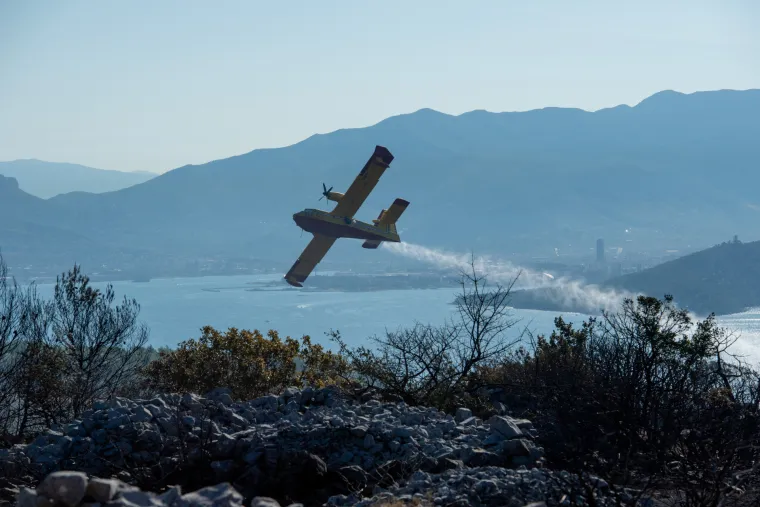 Spaljena zemlja bez znakova života. Ovako izgleda Čiovo koje je jučer prožvakala vatrena stihija