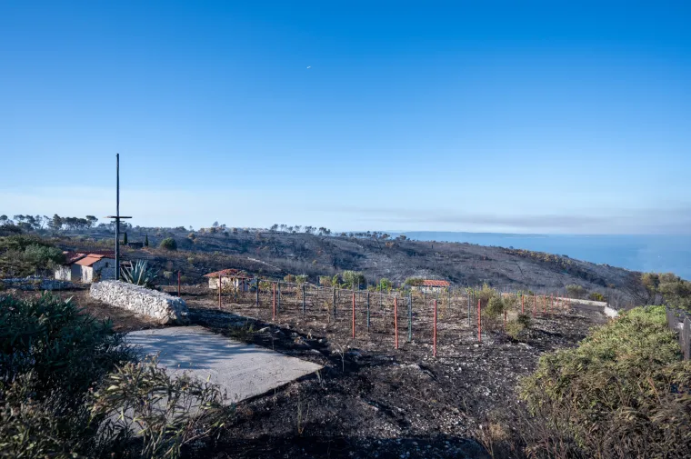 Spaljena zemlja bez znakova života. Ovako izgleda Čiovo koje je jučer prožvakala vatrena stihija
