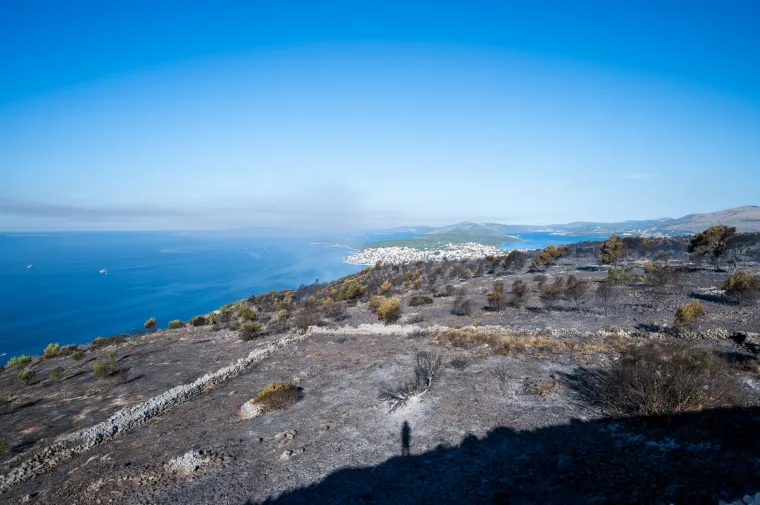 Spaljena zemlja bez znakova života. Ovako izgleda Čiovo koje je jučer prožvakala vatrena stihija