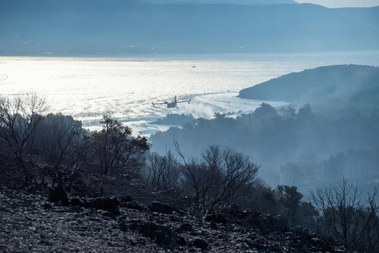 Spaljena zemlja bez znakova života. Ovako izgleda Čiovo koje je jučer prožvakala vatrena stihija