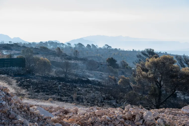 Spaljena zemlja bez znakova života. Ovako izgleda Čiovo koje je jučer prožvakala vatrena stihija