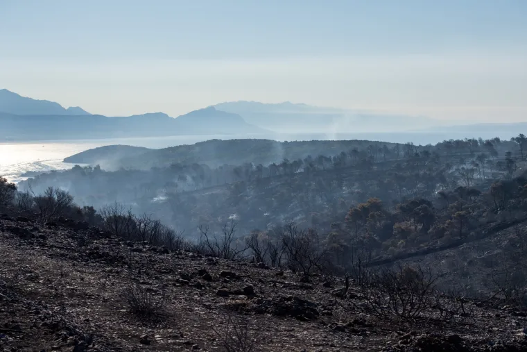 Spaljena zemlja bez znakova života. Ovako izgleda Čiovo koje je jučer prožvakala vatrena stihija