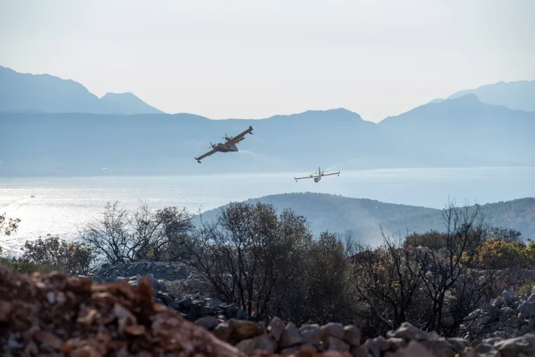 Spaljena zemlja bez znakova života. Ovako izgleda Čiovo koje je jučer prožvakala vatrena stihija