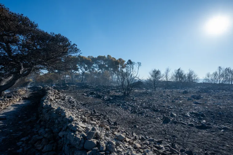 Spaljena zemlja bez znakova života. Ovako izgleda Čiovo koje je jučer prožvakala vatrena stihija