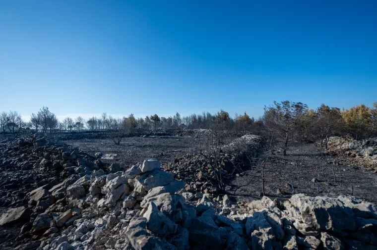 Spaljena zemlja bez znakova života. Ovako izgleda Čiovo koje je jučer prožvakala vatrena stihija