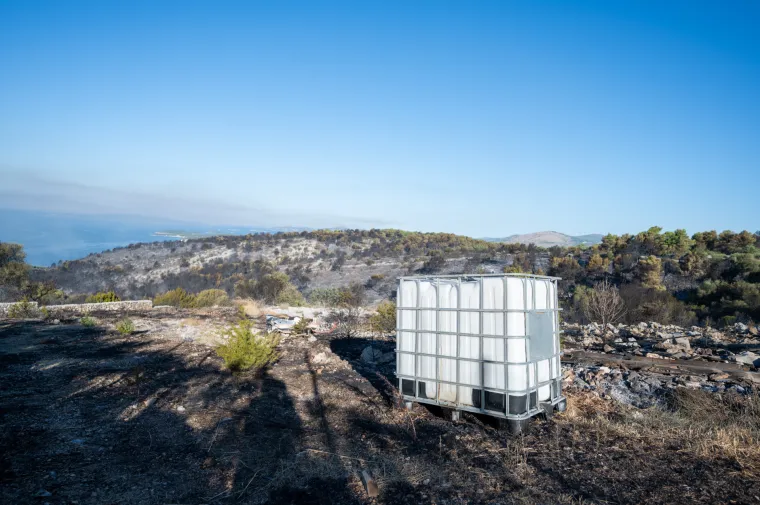 Spaljena zemlja bez znakova života. Ovako izgleda Čiovo koje je jučer prožvakala vatrena stihija