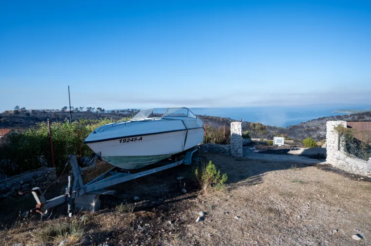 Spaljena zemlja bez znakova života. Ovako izgleda Čiovo koje je jučer prožvakala vatrena stihija