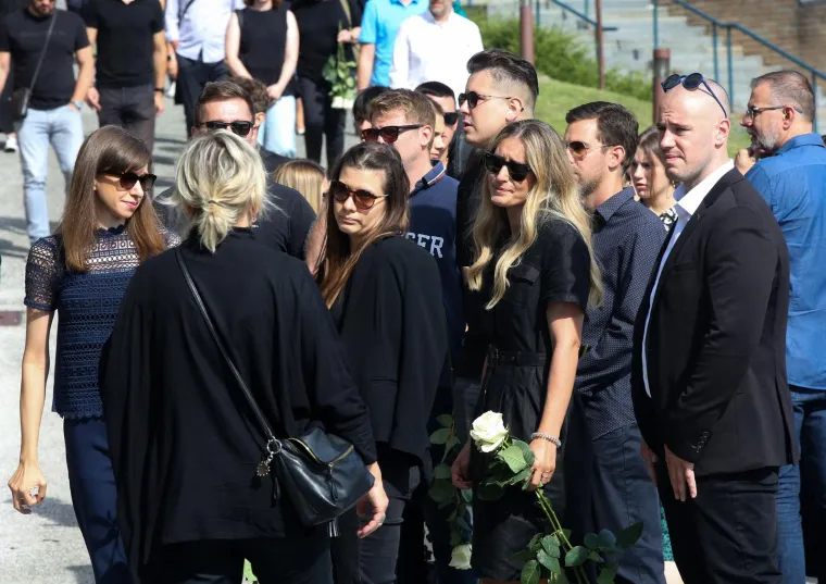 Posljednji ispraćaj Marka Babića na Mirogoju, obitelj i prijatelji se opraštaju uz bijele ruže i posebne pjesme
