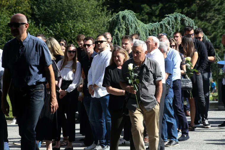 Posljednji ispraćaj Marka Babića na Mirogoju, obitelj i prijatelji se opraštaju uz bijele ruže i posebne pjesme