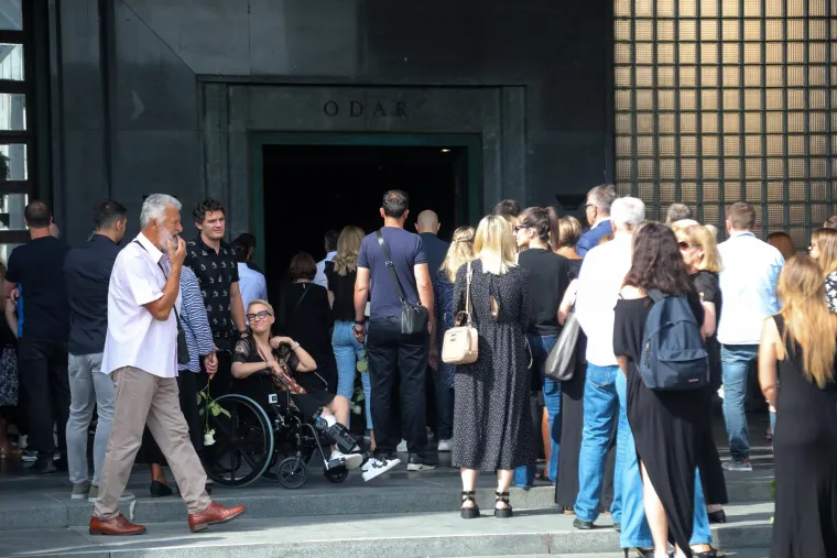 Posljednji ispraćaj Marka Babića na Mirogoju, obitelj i prijatelji se opraštaju uz bijele ruže i posebne pjesme