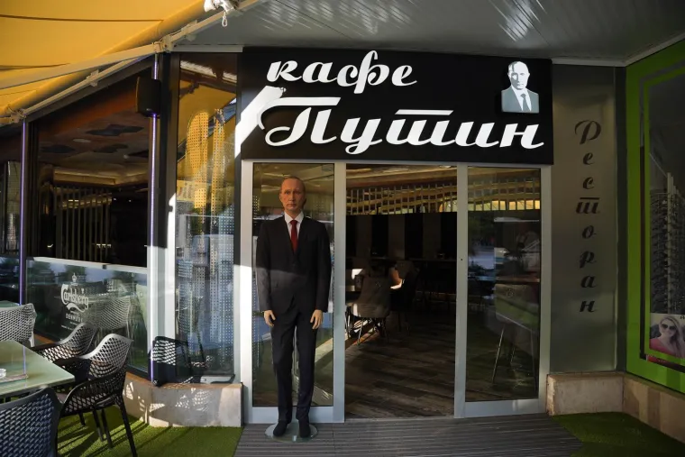 Na&scaron;i susjedi otvorili kafić nazvan po ruskom diktatoru: Pazite kako se ulizuju Putinu, prikazali ga većim nego &scaron;to je