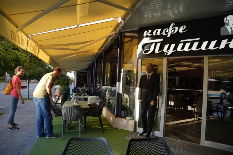 Na&scaron;i susjedi otvorili kafić nazvan po ruskom diktatoru: Pazite kako se ulizuju Putinu, prikazali ga većim nego &scaron;to je