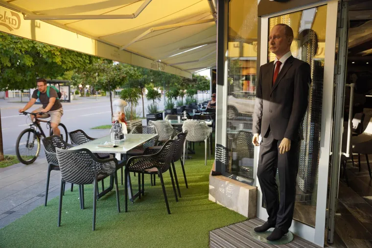 Na&scaron;i susjedi otvorili kafić nazvan po ruskom diktatoru: Pazite kako se ulizuju Putinu, prikazali ga većim nego &scaron;to je