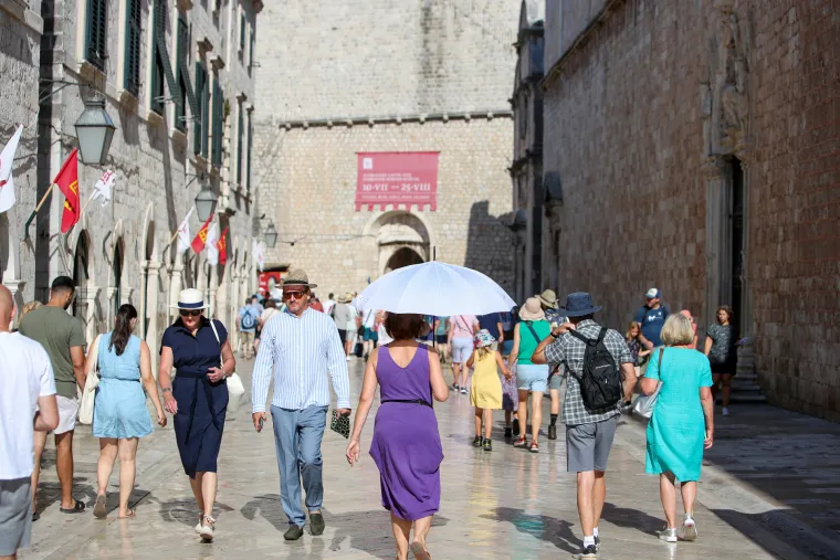 Vruće, vruće, užasno vruće! Turisti pronašli način kako po suncu šetati Stradunom, a da ih ne 'ubije' vrućina