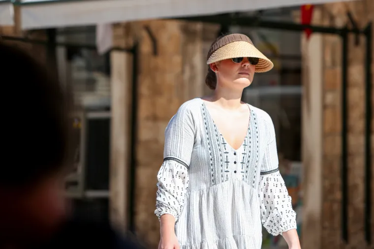 Vruće, vruće, užasno vruće! Turisti pronašli način kako po suncu šetati Stradunom, a da ih ne 'ubije' vrućina