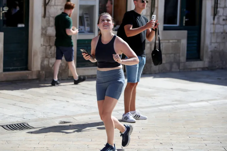 Vruće, vruće, užasno vruće! Turisti pronašli način kako po suncu šetati Stradunom, a da ih ne 'ubije' vrućina