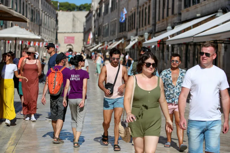 Vruće, vruće, užasno vruće! Turisti pronašli način kako po suncu šetati Stradunom, a da ih ne 'ubije' vrućina