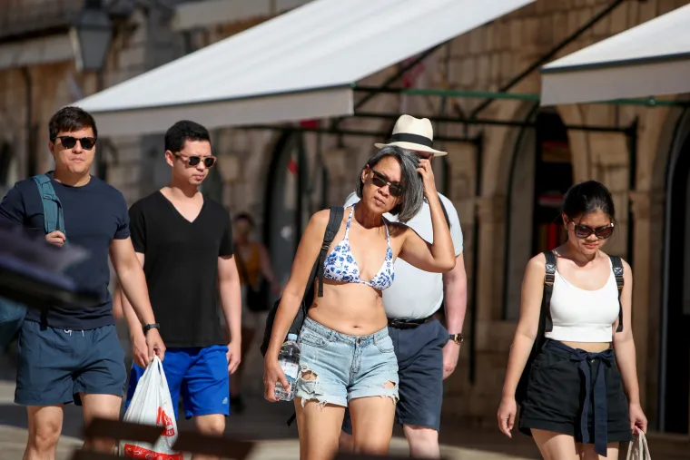 Vruće, vruće, užasno vruće! Turisti pronašli način kako po suncu šetati Stradunom, a da ih ne 'ubije' vrućina