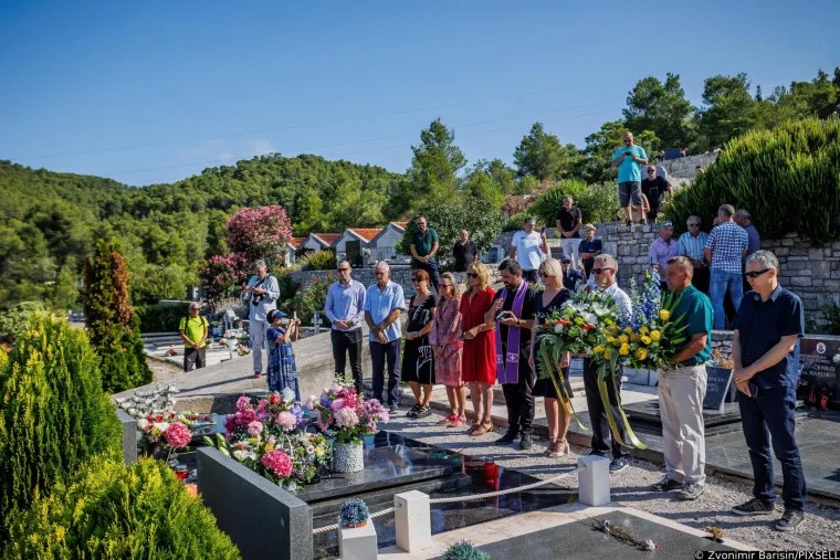 Prije pet godina umro je Oliver Dragojević: Prijatelji i obožavatelji od ranog jutra na njegovom grobu odaju mu počast