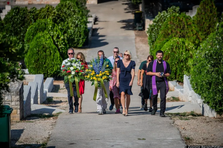 Prije pet godina umro je Oliver Dragojević: Prijatelji i obožavatelji od ranog jutra na njegovom grobu odaju mu počast