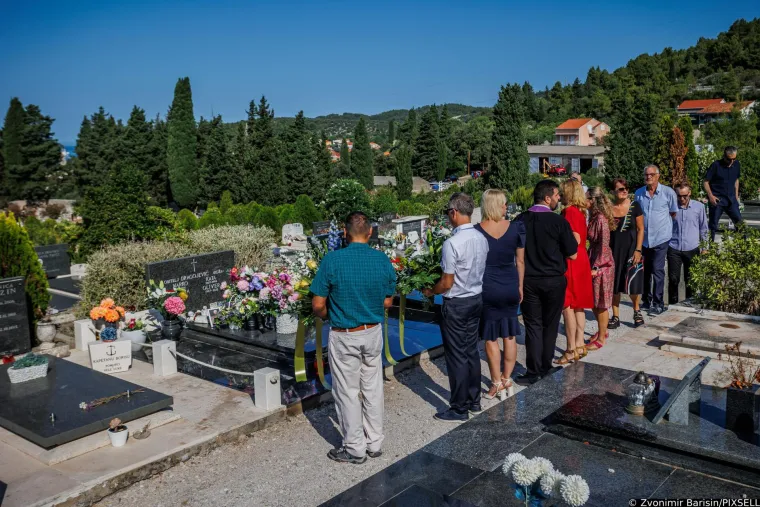 Prije pet godina umro je Oliver Dragojević: Prijatelji i obožavatelji od ranog jutra na njegovom grobu odaju mu počast