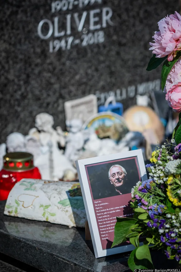 Prije pet godina umro je Oliver Dragojević: Prijatelji i obožavatelji od ranog jutra na njegovom grobu odaju mu počast