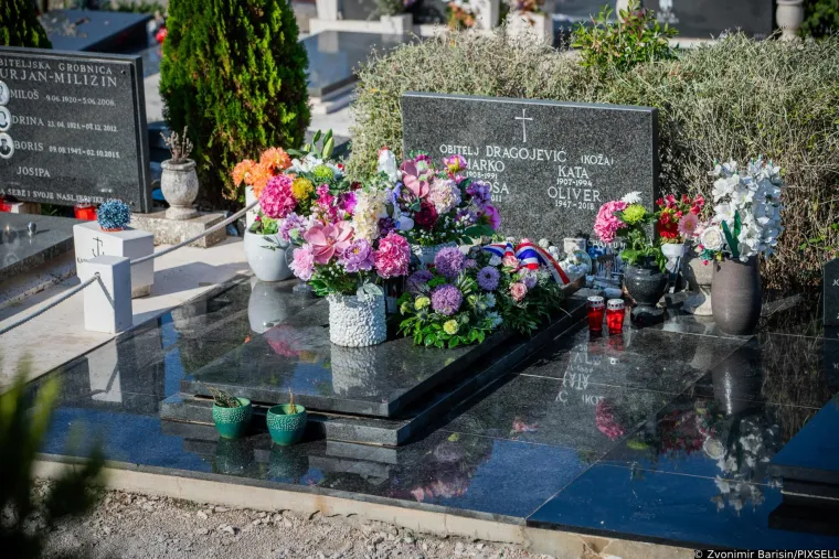 Prije pet godina umro je Oliver Dragojević: Prijatelji i obožavatelji od ranog jutra na njegovom grobu odaju mu počast