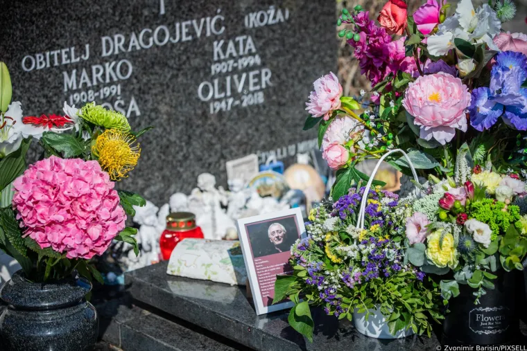 Prije pet godina umro je Oliver Dragojević: Prijatelji i obožavatelji od ranog jutra na njegovom grobu odaju mu počast