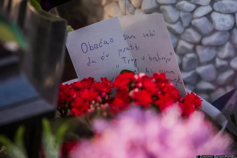 Prije pet godina umro je Oliver Dragojević: Prijatelji i obožavatelji od ranog jutra na njegovom grobu odaju mu počast