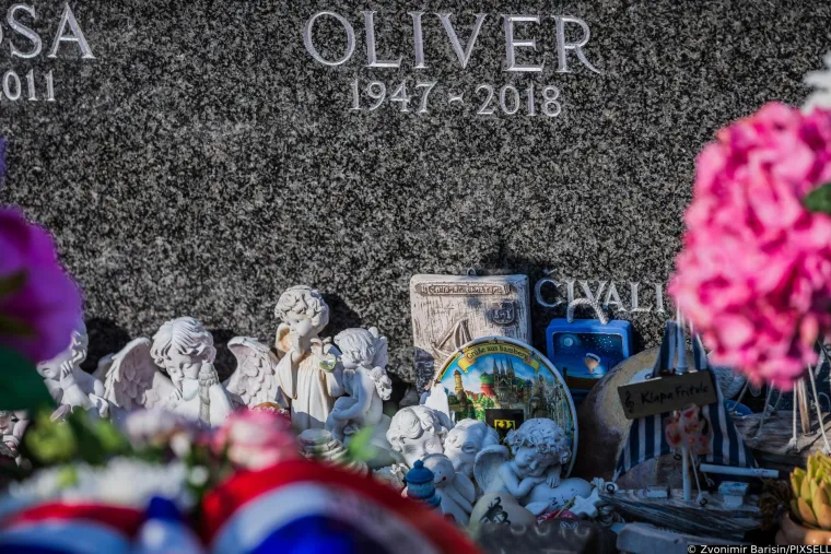 Prije pet godina umro je Oliver Dragojević: Prijatelji i obožavatelji od ranog jutra na njegovom grobu odaju mu počast
