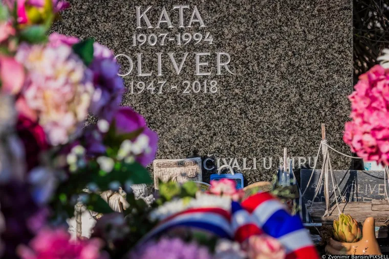 Prije pet godina umro je Oliver Dragojević: Prijatelji i obožavatelji od ranog jutra na njegovom grobu odaju mu počast