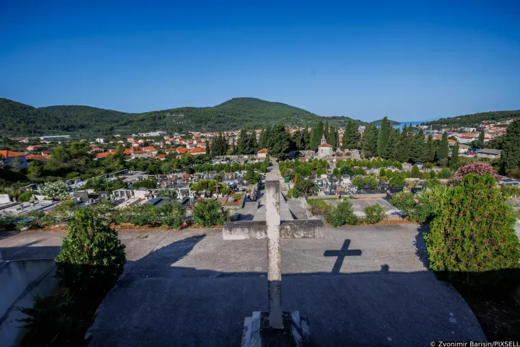 Prije pet godina umro je Oliver Dragojević: Prijatelji i obožavatelji od ranog jutra na njegovom grobu odaju mu počast