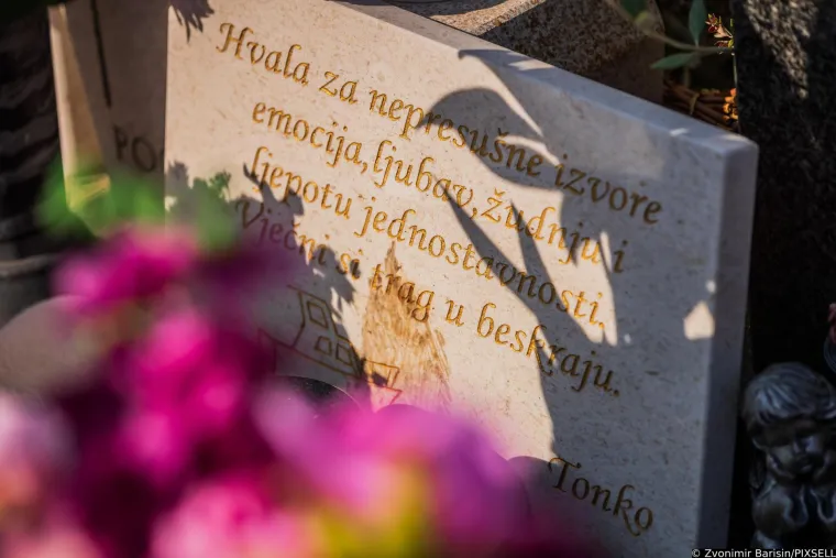 Prije pet godina umro je Oliver Dragojević: Prijatelji i obožavatelji od ranog jutra na njegovom grobu odaju mu počast