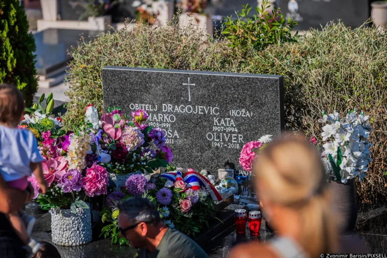 Prije pet godina umro je Oliver Dragojević: Prijatelji i obožavatelji od ranog jutra na njegovom grobu odaju mu počast