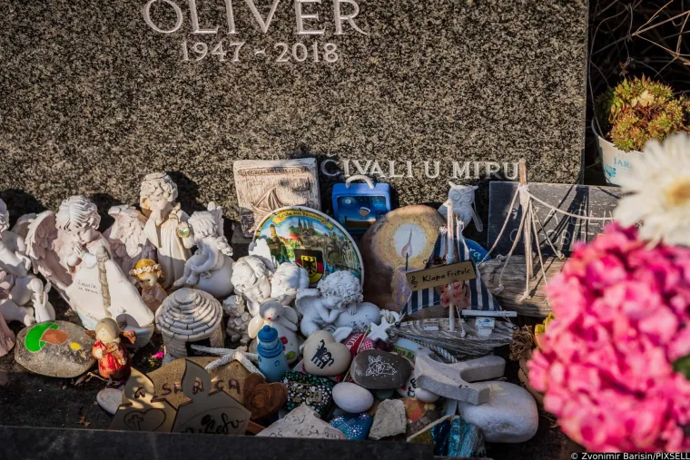 Prije pet godina umro je Oliver Dragojević: Prijatelji i obožavatelji od ranog jutra na njegovom grobu odaju mu počast