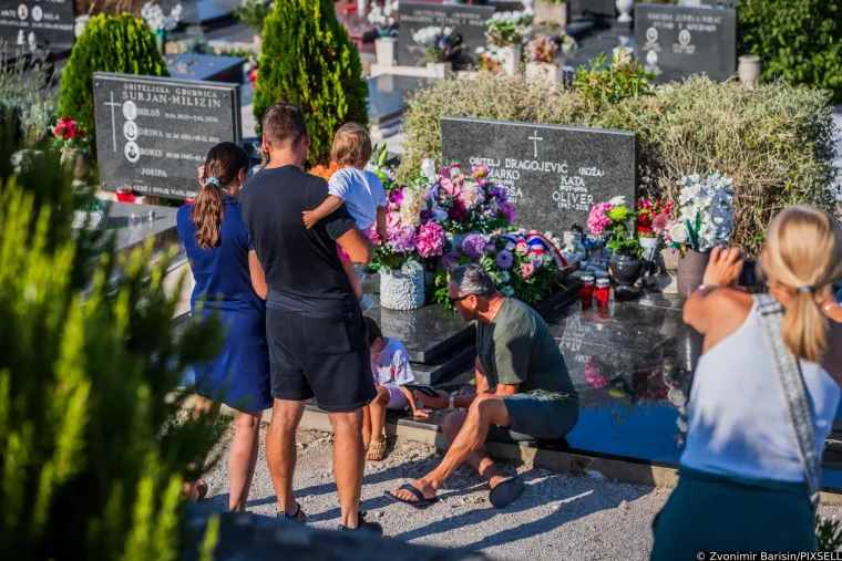 Prije pet godina umro je Oliver Dragojević: Prijatelji i obožavatelji od ranog jutra na njegovom grobu odaju mu počast