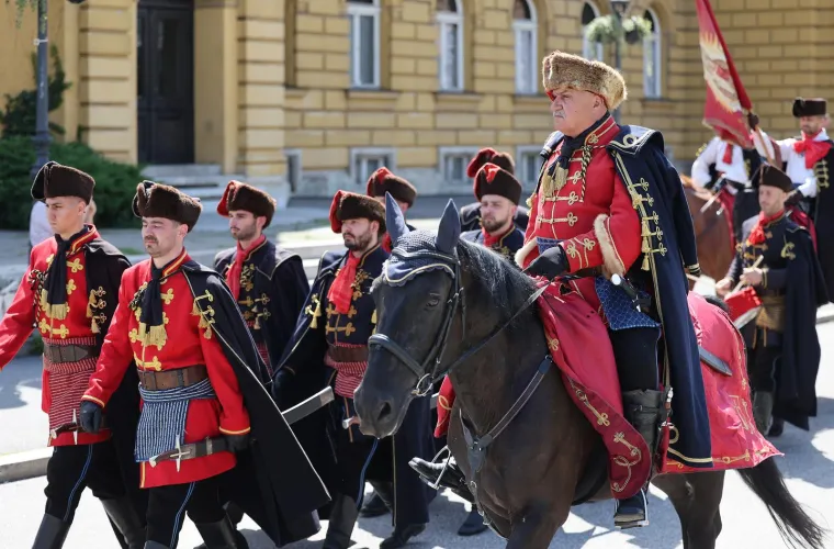 I na 26 stupnjeva, u tamnim odijelima, Kravat pukovnija na zagrebačkim ulicama. Zaintrigirali i domaće i strane turiste