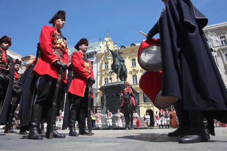 I na 26 stupnjeva, u tamnim odijelima, Kravat pukovnija na zagrebačkim ulicama. Zaintrigirali i domaće i strane turiste