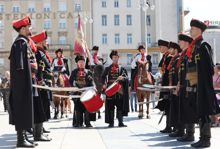 I na 26 stupnjeva, u tamnim odijelima, Kravat pukovnija na zagrebačkim ulicama. Zaintrigirali i domaće i strane turiste