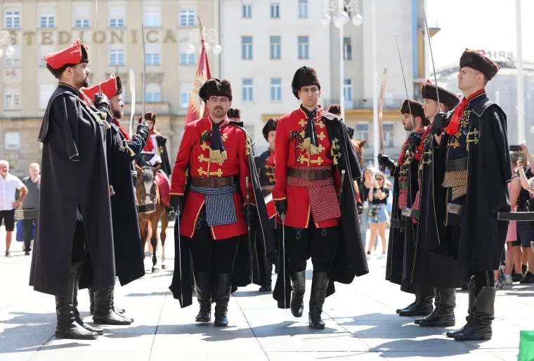 I na 26 stupnjeva, u tamnim odijelima, Kravat pukovnija na zagrebačkim ulicama. Zaintrigirali i domaće i strane turiste