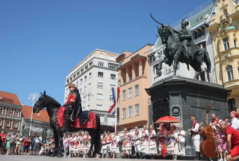 I na 26 stupnjeva, u tamnim odijelima, Kravat pukovnija na zagrebačkim ulicama. Zaintrigirali i domaće i strane turiste