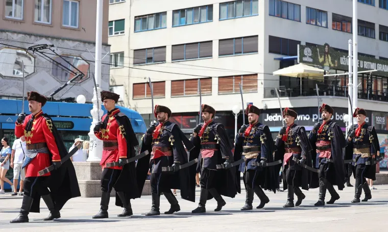 I na 26 stupnjeva, u tamnim odijelima, Kravat pukovnija na zagrebačkim ulicama. Zaintrigirali i domaće i strane turiste