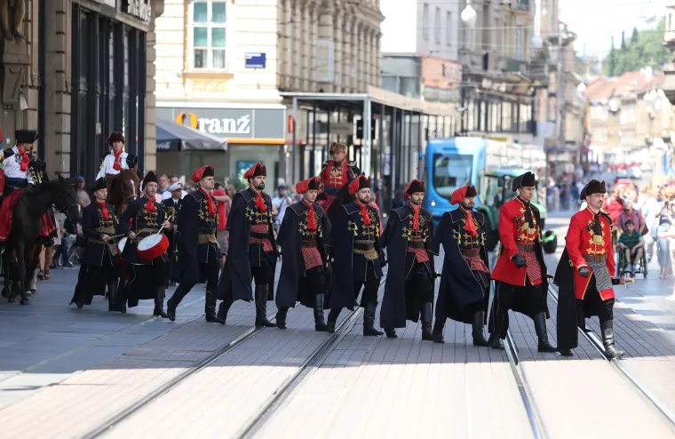 I na 26 stupnjeva, u tamnim odijelima, Kravat pukovnija na zagrebačkim ulicama. Zaintrigirali i domaće i strane turiste
