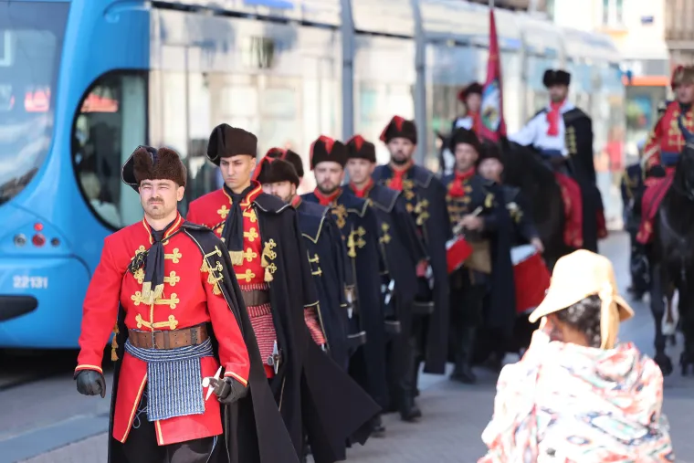 I na 26 stupnjeva, u tamnim odijelima, Kravat pukovnija na zagrebačkim ulicama. Zaintrigirali i domaće i strane turiste